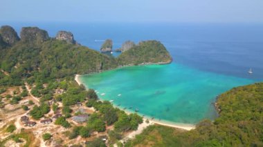 Tayland 'daki Koh Phi Adası' ndaki turkuaz körfezin havadan görüntüsü.