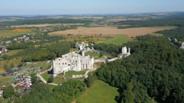 Güneşli bir günde, Polonya 'da bir tepedeki ortaçağ şatosunun havadan görünüşü