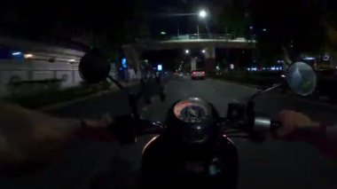 Bangkok, Tayland 'da gece yol trafiğinde motosiklet sürüşü. POV