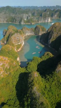 Vietnam 'daki baş döndürücü Ha Long Körfezi' nin havadan görünüşü.