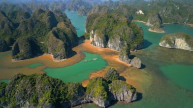 Vietnam 'daki baş döndürücü Ha Long Körfezi' nin havadan görünüşü.