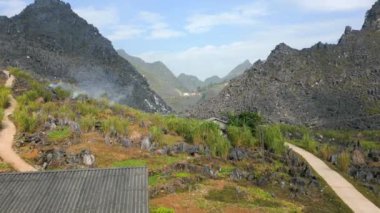 Kuzey Vietnam 'daki Ha Giang Döngüsü' ndeki dağ etnik köyünün hava manzarası..