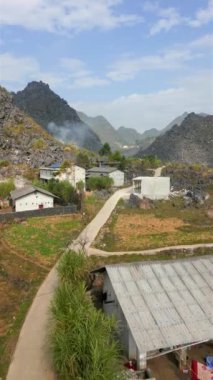 Kuzey Vietnam 'daki Ha Giang Döngüsü' ndeki dağ etnik köyünün hava manzarası..