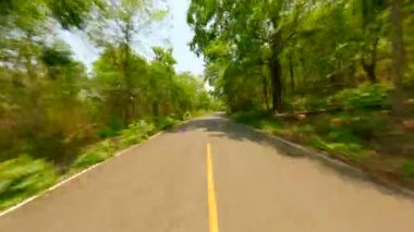 Yazın Tayland 'daki yeşil ormandan hızlı bir FPV uçuşu.