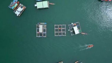 Phu Quoc Adası, Vietnam 'daki balıkçı köyünün hava manzarası.