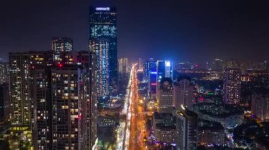 Hanoi, Vietnam şehir merkezindeki hava trafiği aşırı hızlandı.