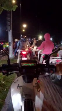 Ho Chi Minh City Saigon, Vietnam 'da trafik saatinde motosiklet sürmenin aşırı hızlanması
