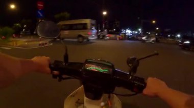 Ho Chi Minh City Saigon, Vietnam 'da trafik saatinde motosiklet sürmenin aşırı hızlanması