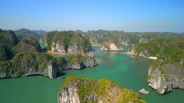 Vietnam 'daki baş döndürücü Ha Long Körfezi' nin havadan görünüşü.