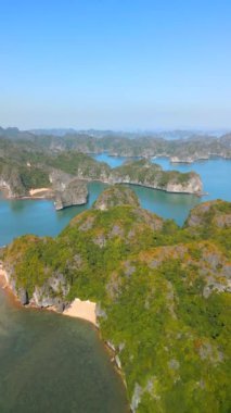 Vietnam 'daki baş döndürücü Ha Long Körfezi' nin havadan görünüşü.