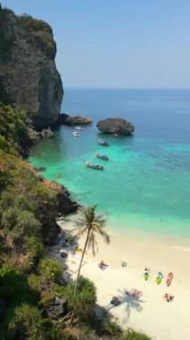 Tayland 'daki Phi Phi adasındaki cennet kumsalı ve turkuaz deniz manzarası.