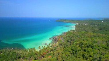 Tayland 'daki Koh Kood adasının turkuaz sularıyla çarpıcı tropikal kıyı şeridinin hava manzarası.