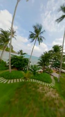 Tayland 'ın tropik adasındaki güzel tatil beldesinde dinamik FPV uçuşu.