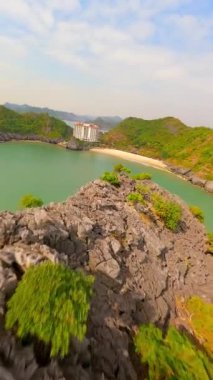 Cat Ba Adası, Vietnam 'daki Rocky Formasyonlarına Yakın Sinema FPV Uçuşu