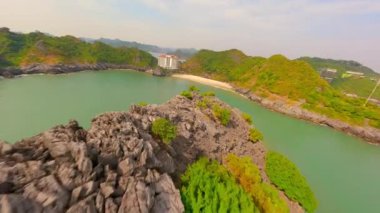 Cat Ba Adası, Vietnam 'daki Rocky Formasyonlarına Yakın Sinema FPV Uçuşu