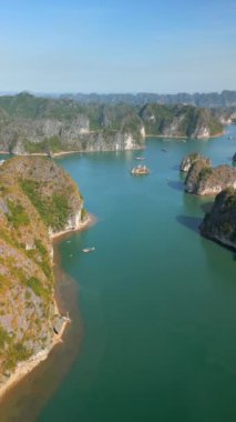 Vietnam 'daki baş döndürücü Ha Long Körfezi' nin havadan görünüşü.
