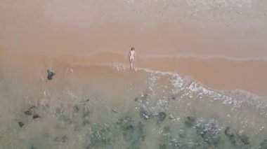 Tayland 'da tropikal plajda bikinili bir kadının havadan görünüşü.