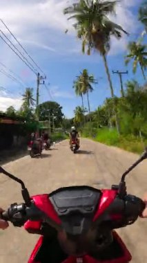 Tayland 'da tropik bir adada scooter sürmek. Sürücülerin bakış açısı