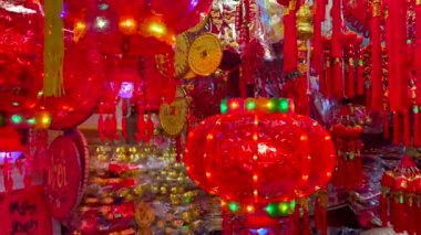 Çin kırmızı fener süslemeleri zenginliği ve mutluluğu simgeliyor. Çin Yeni Yıl Kutlaması.