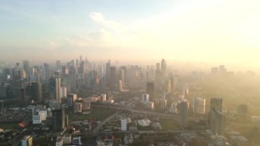 Jakarta şehrinin hava manzarası şafak vakti yükseliyor, Endonezya
