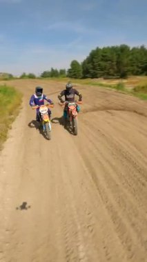 Yarışın başında motosiklet yarışçılarının FPV 'si