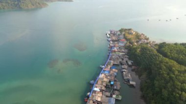 Koh Kood, Tayland 'da yüzen bir balıkçı köyünün hava manzarası.