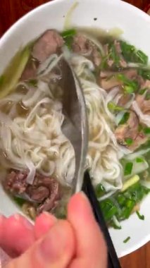 Hanoi, Vietnam 'daki sokak yemeklerinden yakın plan et çorbası.