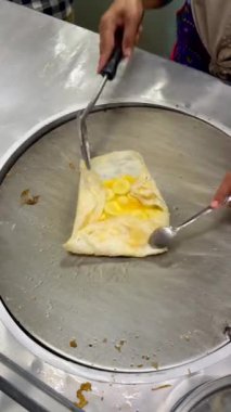 Bangkok, Tayland 'da sokak yiyecekleri pazarındaki Tayland usulü tatlı tezgahının yakın çekimi.