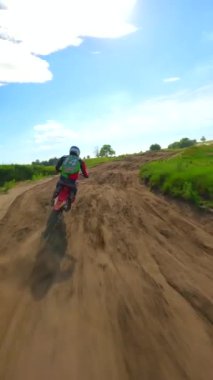 FPV insansız hava aracı yavaş çekimde bir motokros yolunda sürücüyü kovalıyor