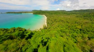 Tayland 'daki tropik cennet adasındaki yemyeşil orman ve beyaz kumlu kumlu plajda sinematik FPV uçuşu