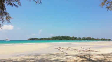 Tayland 'daki tropikal adada beyaz kumlu sahil, turkuaz su ve lüks yat manzaralı birinci şahıs.