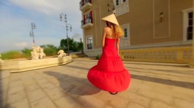 Vietnam 'daki Phu Quoc Adası' nda Sunset Town 'ı keşfederken Vietnam şapkalı genç kadın gezginin sinematik FPV görüntüsü. Vietnam seyahati, turizm ve macera kavramları.