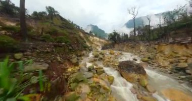 Endonezya 'daki Kawah Ratu volkan krateri üzerinde sinematik FPV uçuşu