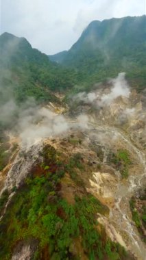 Endonezya 'daki Kawah Ratu volkan krateri üzerinde sinematik FPV uçuşu