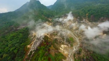 Endonezya 'daki Kawah Ratu volkan krateri üzerinde sinematik FPV uçuşu