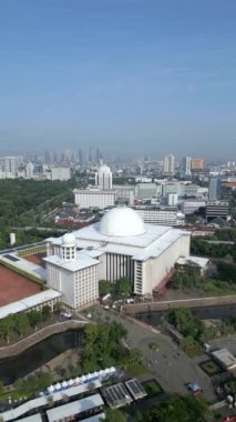 Jakarta, Endonezya 'daki görkemli İstiklal Camii' nin havadan görünüşü