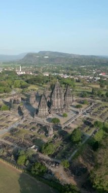 Yogyakarta, Endonezya 'daki görkemli Prambanan Tapınağı' nın havadan görünüşü