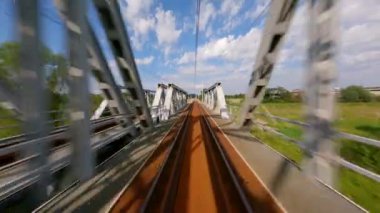 FPV yazın tren köprüsünden hızlı uçuyor.
