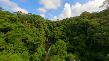 Tayland 'da nehir ve şelale ile yemyeşil orman üzerinde sinematik FPV uçuşu