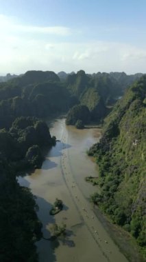 Trang 'i gezen turistlerin hava görüntüsü Tekne ile bir manzara, Vietnam