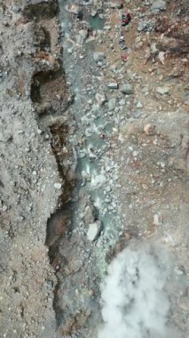 Endonezya 'daki Kawah Ratu volkan kraterinin kaplıcalarında yıkanan insanların hava görüntüsü.