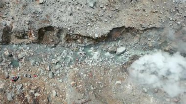 Endonezya 'daki Kawah Ratu volkan kraterinin kaplıcalarında yıkanan insanların hava görüntüsü.