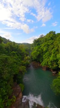 Tayland 'ın yemyeşil ormanlarında tropikal nehir üzerinde yumuşak FPV uçuşları