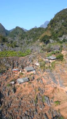 Kuzey Vietnam 'daki Ha Giang Döngüsü' ndeki dağ etnik köyünün hava manzarası.