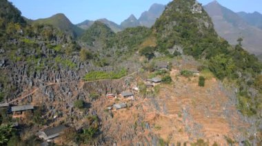 Kuzey Vietnam 'daki Ha Giang Döngüsü' ndeki dağ etnik köyünün hava manzarası.
