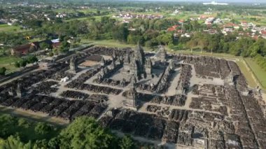 Yogyakarta, Endonezya 'daki görkemli Prambanan Tapınağı' nın havadan görünüşü