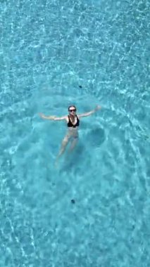 Havuzda yüzen Kafkas kadının hava manzarası.