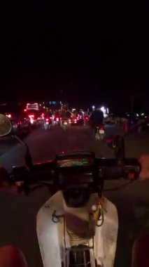 Vietnam 'daki Ho Chi Minh City Saigon' da trafik saatinde motosiklet sürmenin aşırı hızlanması. Sürücü görünümü.