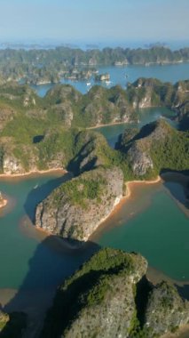 Vietnam 'daki Ha Long Körfezi' ndeki kayalık kayalık adaların hava manzarası.