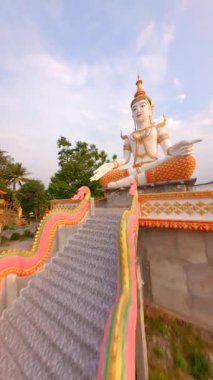 Budist tapınağında pürüzsüz FPV uçuşu Vang Vieng, Laos.